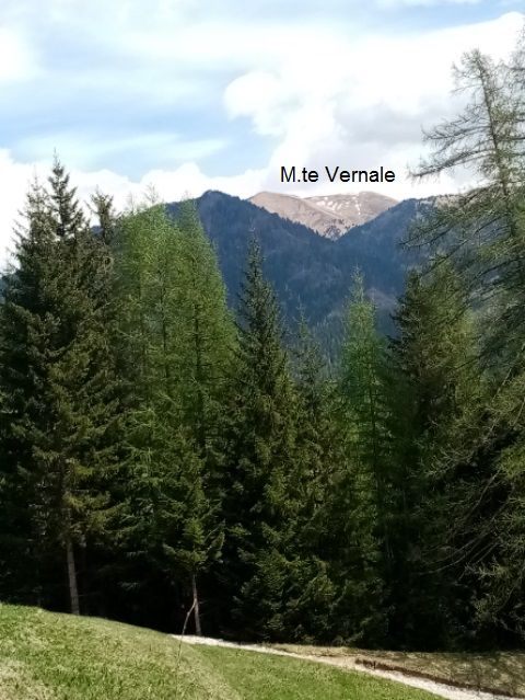 Foto  2 Il sole spunta dietro il Monte Vernale il giorno dell'equinozio primaverile e dell'equinozio autunnale